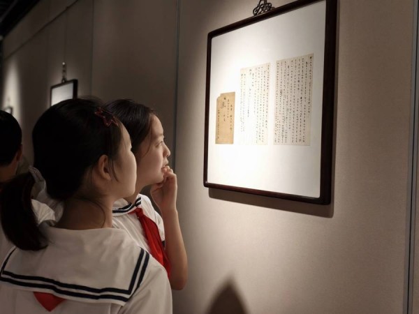 鲁奖在上海｜跨越时空对话文学先贤，鲁迅与中国现代作家手迹展开启别样第一课