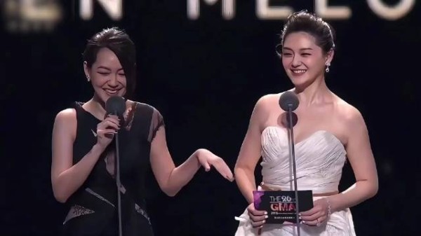 大小S合照氛围感拉满,神态同步气质合二为一