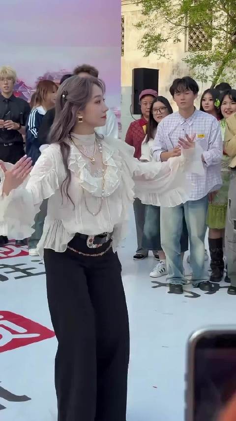 孟美岐的舞蹈水准完全在内娱前列,怎么不火呢