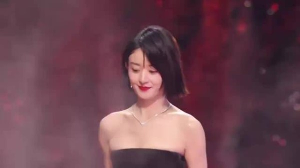 赵丽颖压轴亮相,一袭黑色抹胸长裙,真是又美又飒!丨星光大赏