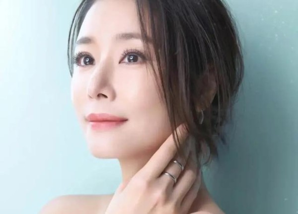 林心如现身九寨沟被偶遇,一身休闲装,素颜戴着墨镜,少女感十足