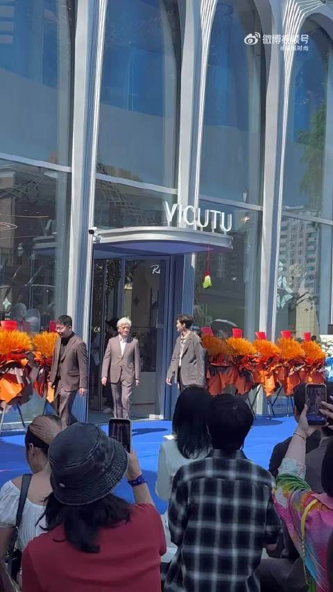 毕雯珺线下活动两套造型,秋日氛围感男友上线