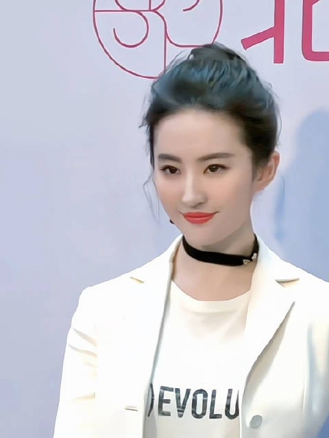 刘亦菲公主范儿十足!
