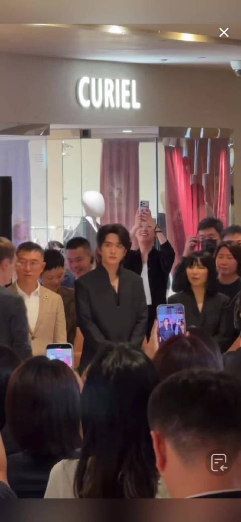 张新成今日活动,冷脸清冷笑容治愈,自带故事感学长