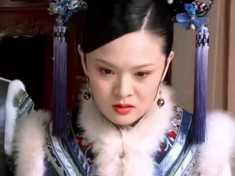 小时候只觉得她又老又丑，后来才知道她是化了老态妆，幕后