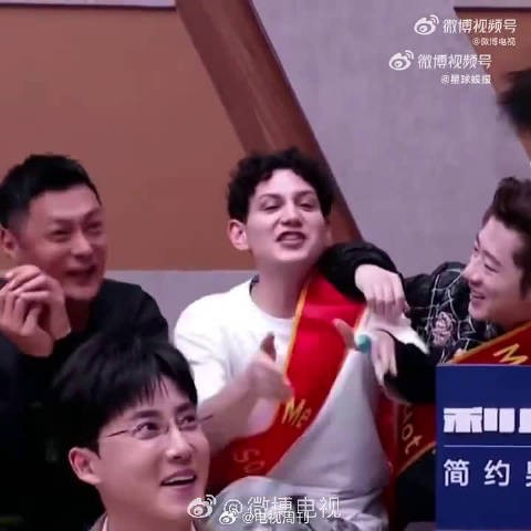 明明可以选择休整,还是选择站上舞台,能感受到他对演出的看重