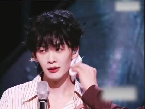 两人的羁绊从一公延续到二公，舞台之上默契搭档，私下生活互动也十分亲近