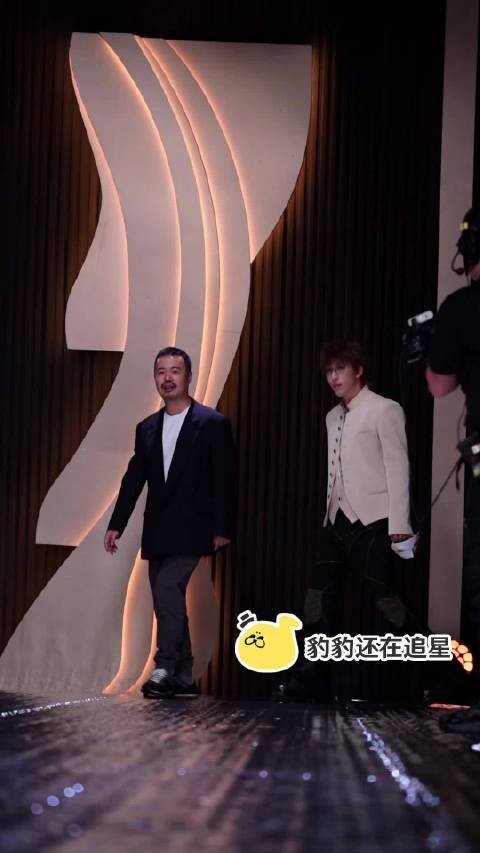 唐汉霄红毯亮相,贵气王子风