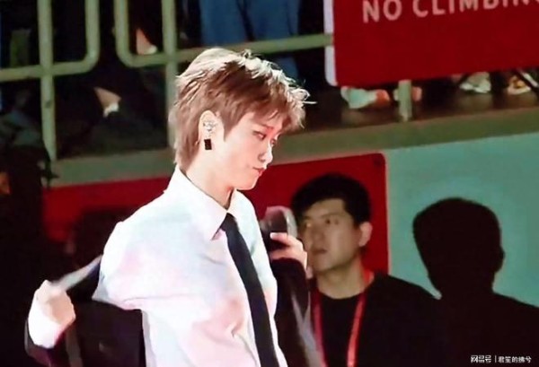 李宇春9月5日北京演唱会现场:几万粉丝疯狂歌唱,倪妮辛...