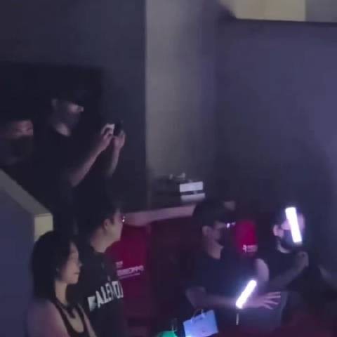 肖战背后拍爸妈看李宇春演唱会，一家子可爱