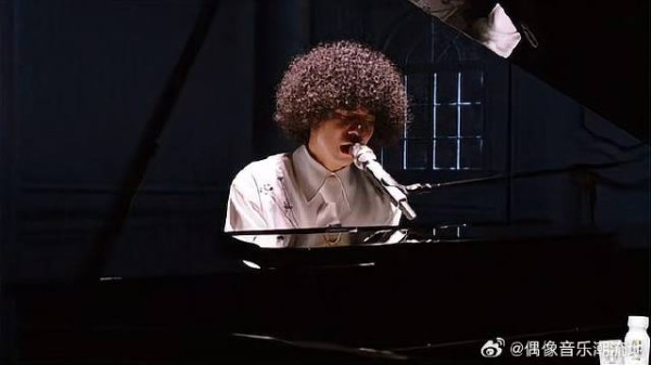 曾比特表演弹唱，看到这钢琴价格，观众差点吓晕！