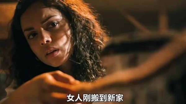 女人刚搬到新家,发现墙上一道暗门打因为一个片段看了整部电影