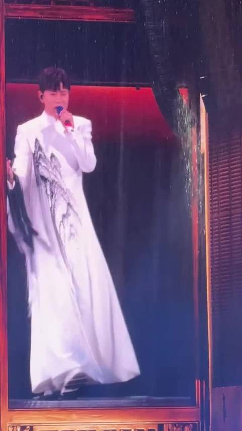 张杰演唱会轻舟开场,水幕笛音漫全场