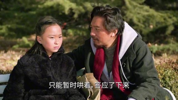 他舍命救女孩哭喊求救,众人冷漠围观拍照