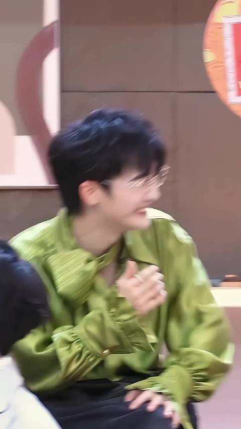 周深戴金框眼镜年上感溢出，斯文沉稳气质与台上迥异