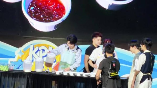 大狸@LGDNBW-九尾 就这样用勺子但不撕包装袋 这个四果汤真的安全嘛