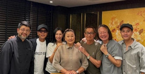 李克勤晒饭局照，庙街妈兄弟老班底重聚，两位女主角都没来
