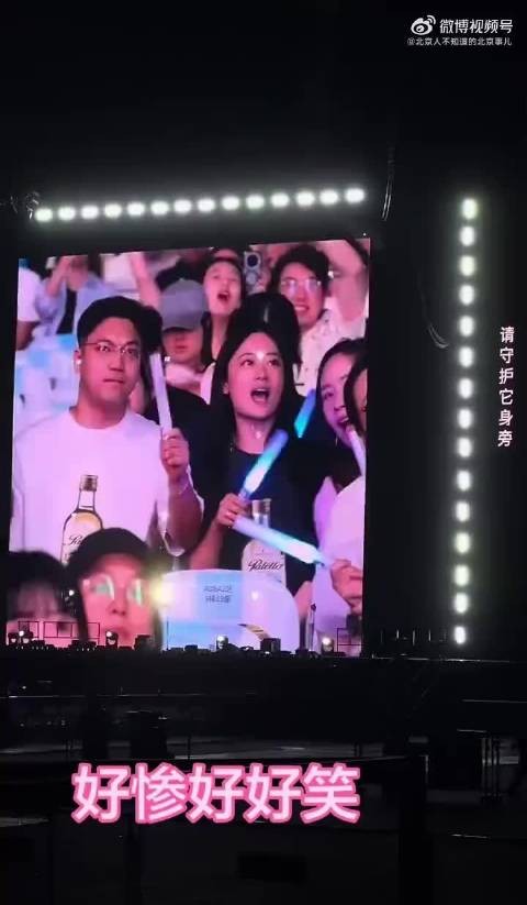 萧敬腾演唱会扫到情侣，女友推开男子露尴尬微笑
