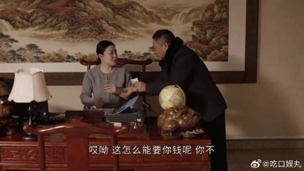 老总借钱遇穷友，反被救济二百块