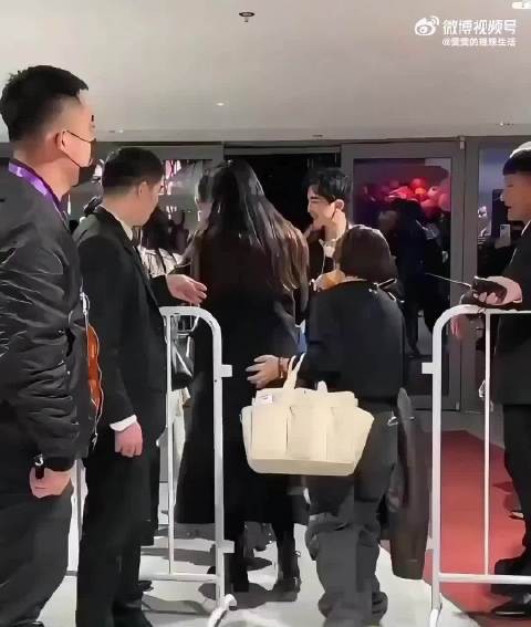 “娜扎台上性感台下保守,马上就把胸遮了起来,安全意识超强 ”
