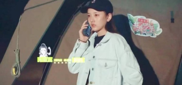 那会儿真的好小啊,明明自己也只是个刚成年的小姑娘,却一直在照顾别人的情绪