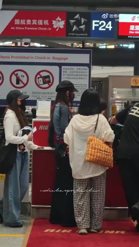 徐若晗机场私服简约有格调，贝雷帽牛仔装