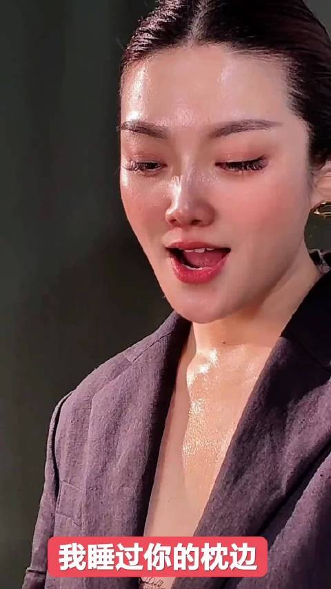 我睡过你的枕边,咬过你的舌尖,一腔深情终究成憾,只剩回忆反复拉扯…