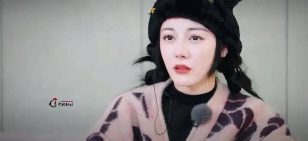 这个小妞狠起来把自己都能怼到无语！
