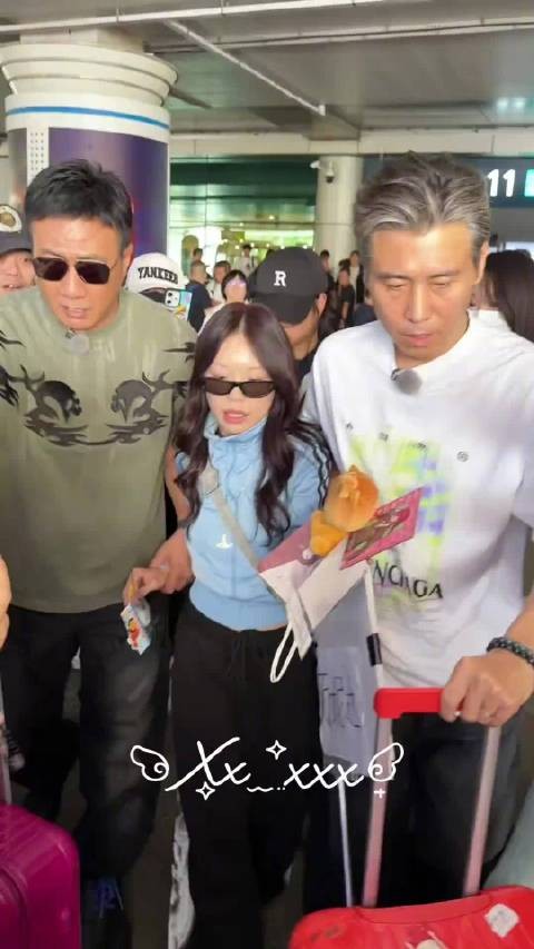 胡军和李乃文接机万妮达，光是看这个画面就已经很有节目效果了好吗