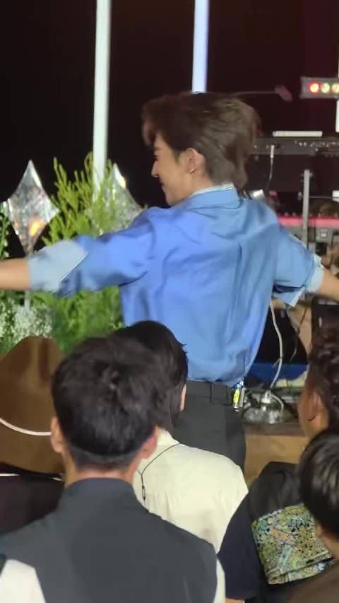 这也太帅了吧!竟然还会跳民族舞,每一个动作都恰到好处!特别有味道的舞蹈!