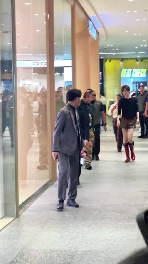 这又是哪位明星？ 该用漂亮 还是帅 来形容呢？