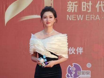 优雅中透着凌厉，气场里藏着柔美