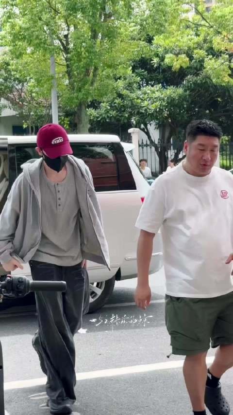 自卫意识很强的一个小哥哥 还怕被偷袭