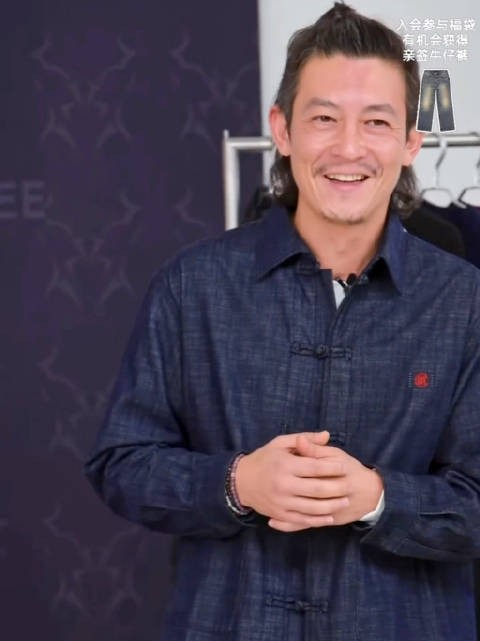 陈冠希为马来西亚电影蓄发留胡，女儿Alaia很喜欢