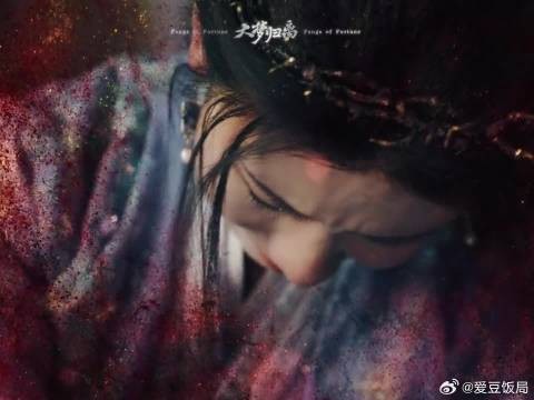 星星散落在她怀里，刹那下起了雨
