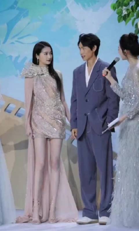 站关晓彤身边才发现魏晨这么高，让她实现高跟鞋自由