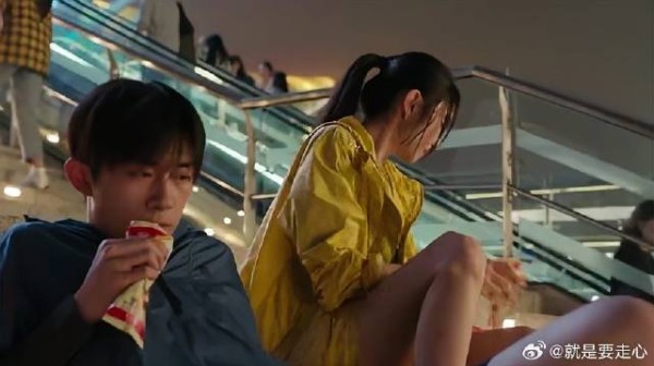 刘浩存带易烊千玺跳广场舞，提前老年生活，画面太美了！