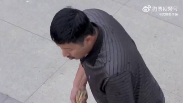 邻居吵架，怎料女邻居太厉害，竟拿花盆砸他！