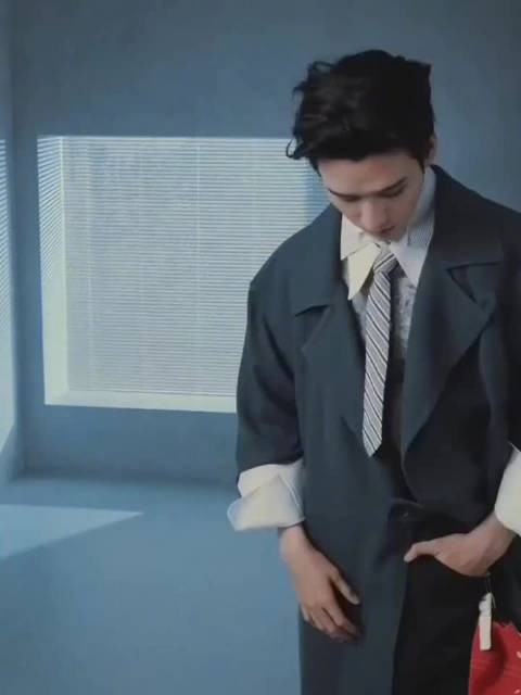 龚俊背头造型亮相时尚先生金九，转型熟男风格
