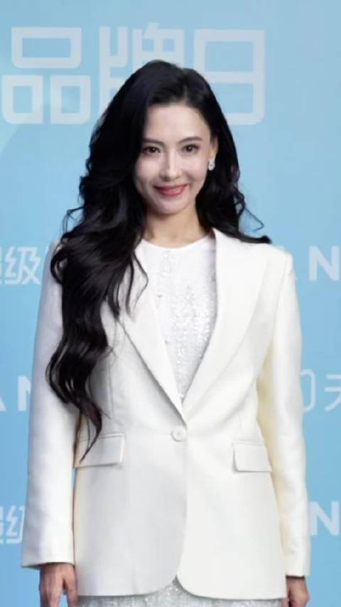46岁张柏芝状态，被粉丝夸好美害羞到捂脸！