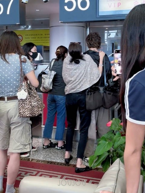 阔腿裤喇叭裤又过时了 关晓彤开始穿起小脚裤和浅口鞋