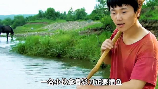 小伙在河边叉鱼，差点把自己小命噶掉！