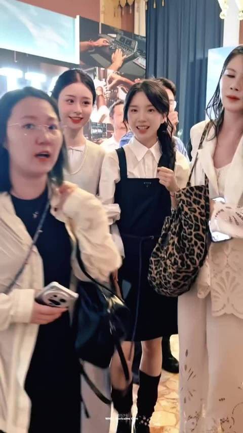 两个人紧紧牵手一起走，真的很有感觉