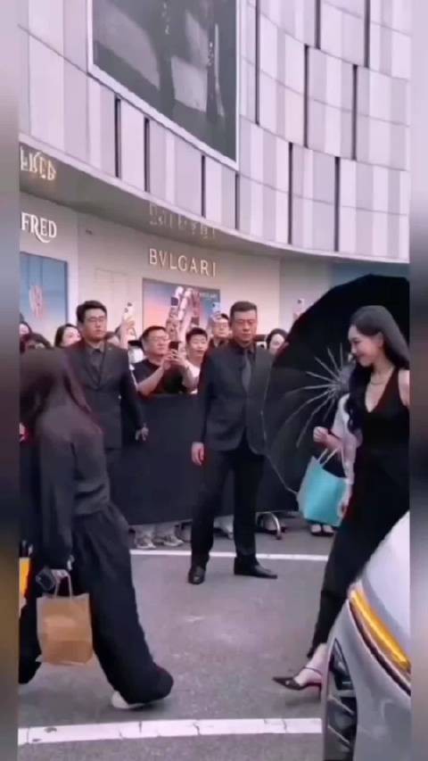 活动现场唐嫣换上多年前同款发型，瞬间勾起无数人的青春回忆…