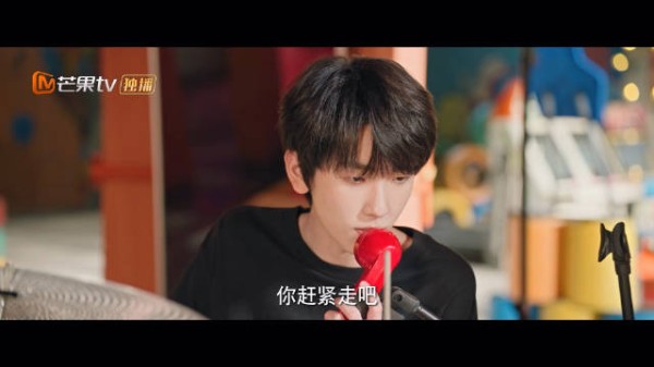 李浩宇是不用扩音器说不了话吗?
