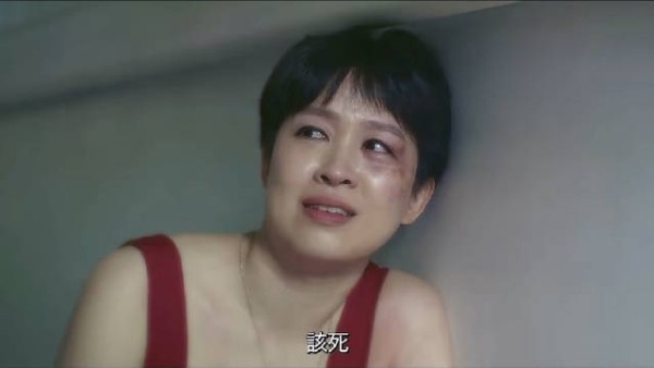 女子悲伤往事致深夜徘徊医院，心结释怀后终归平静