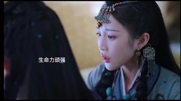 他刚出生的时就长牙了，奄奄一息之际吸血就会醒来 生命力顽强