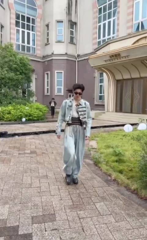 张真源一秒看破陈哲远T牌蒙混，反转逗笑全场