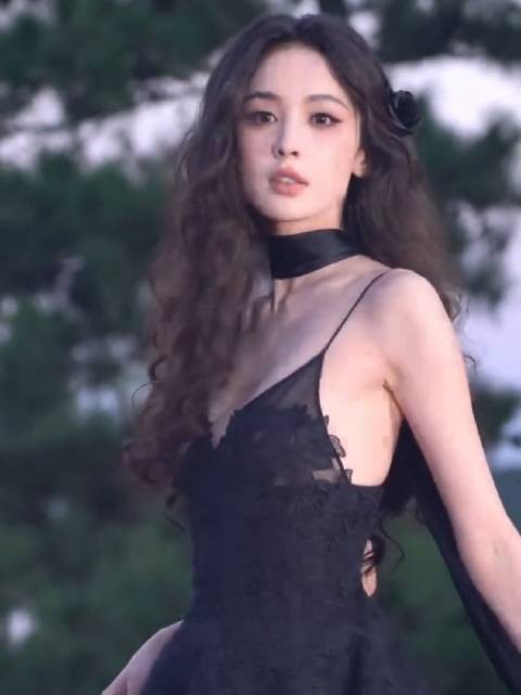 娜扎这一分多种的视频看了好几遍，沉醉在她的美貌中了