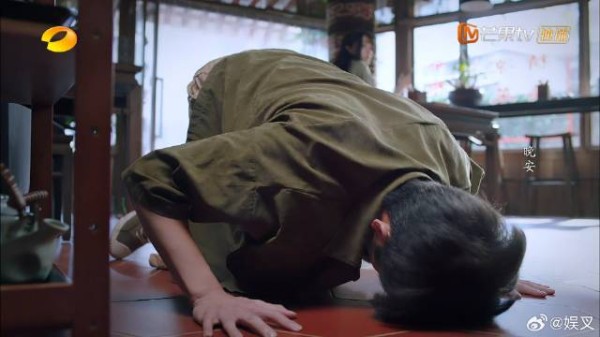 李海潮听见子秋声音,立马从后厨出来,见他磕头顿时感动坏